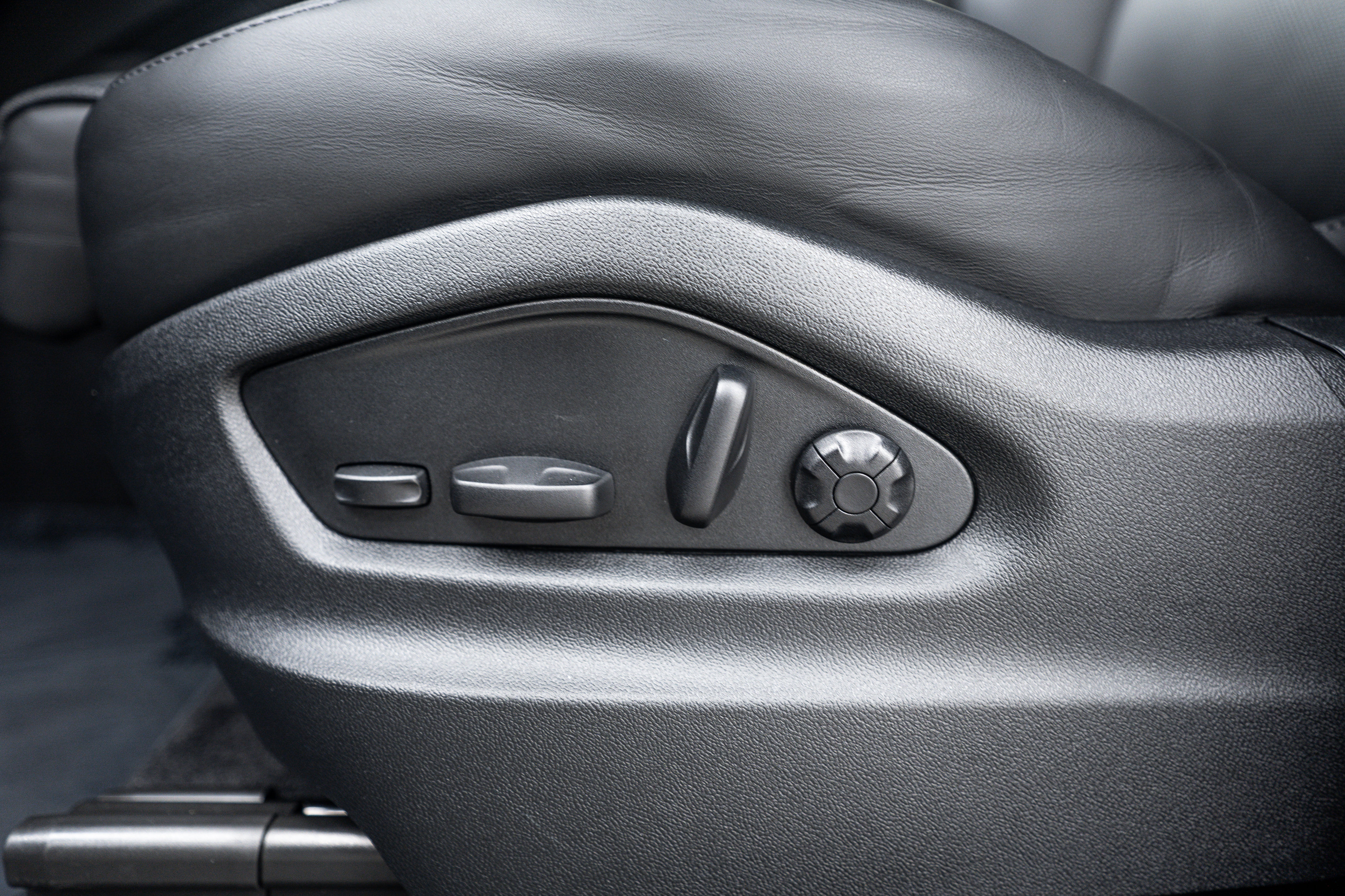 Certified 2025 Porsche Cayenne S AWD/4WD image 19