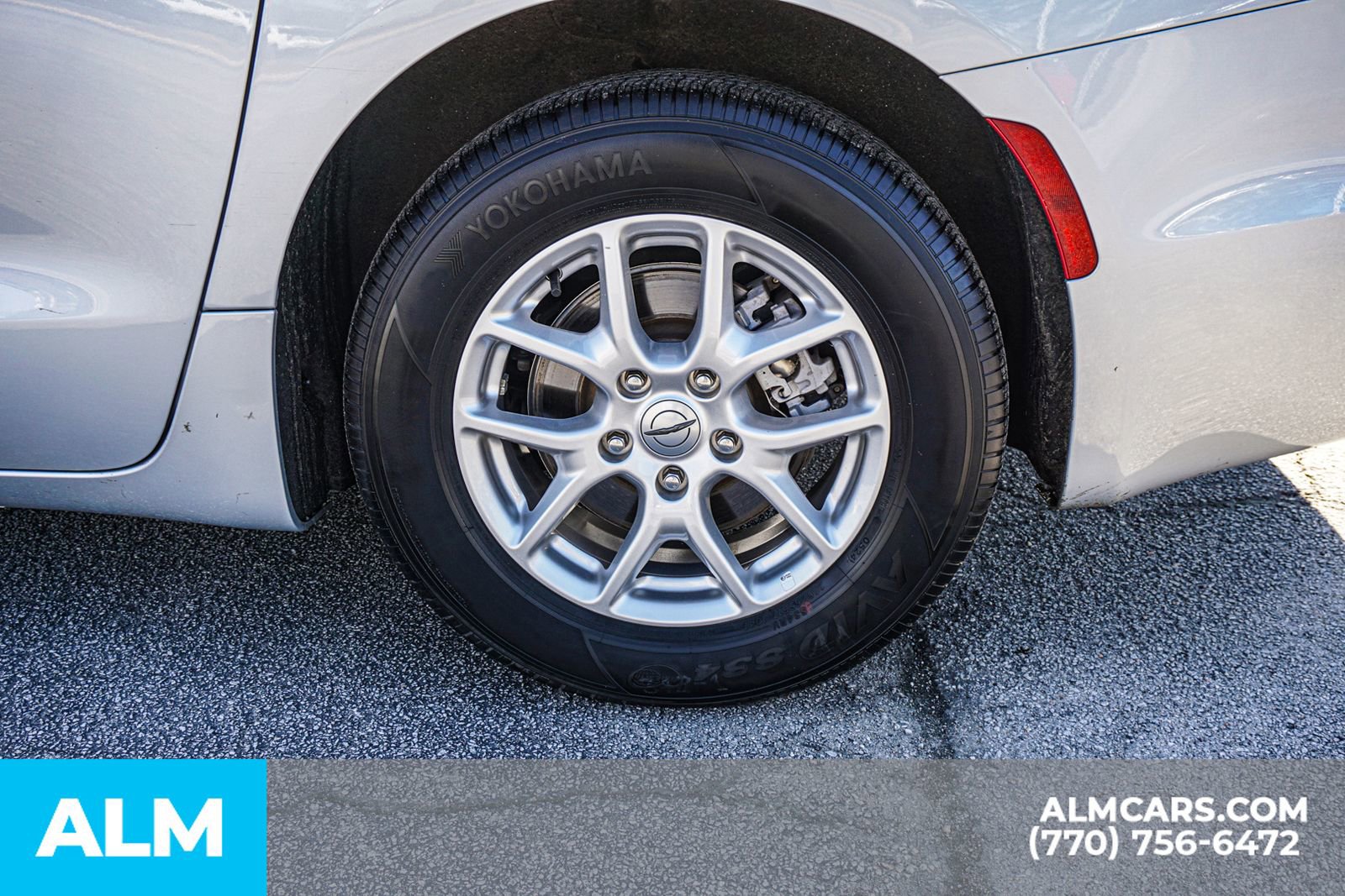 Used 2024 Chrysler Pacifica Touring-L image 16