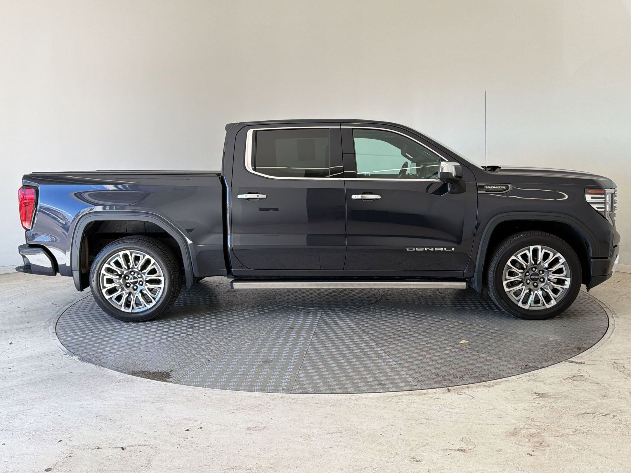 Used 2022 GMC Sierra 1500 Denali Ultimate AWD/4WD image 8