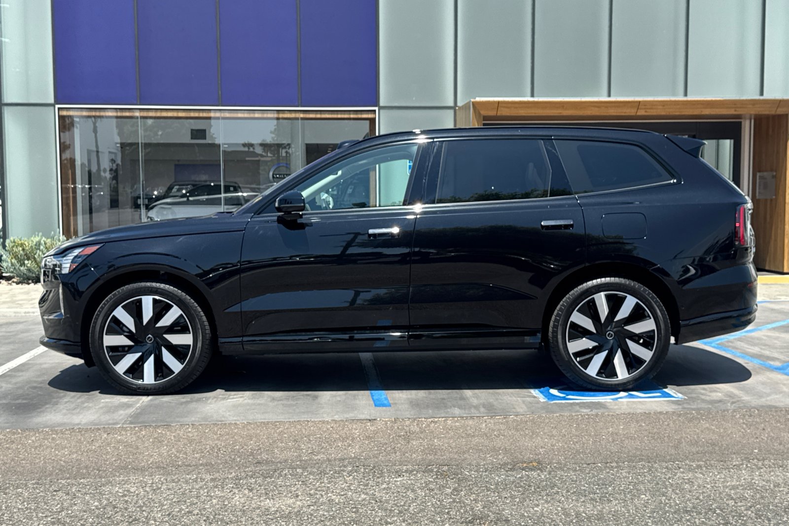 Certified 2025 Volvo EX90 Ultra AWD/4WD image 7