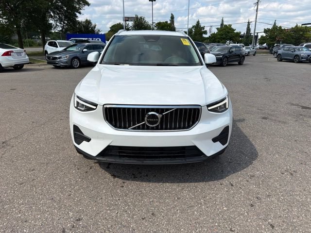 Used 2024 Volvo XC40 B5 Core AWD/4WD image 2