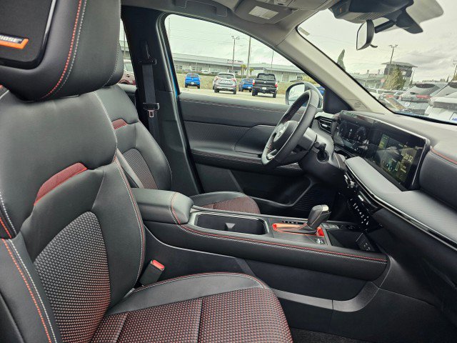 Used 2025 Nissan Kicks SR w/ SR Premium Package image 13