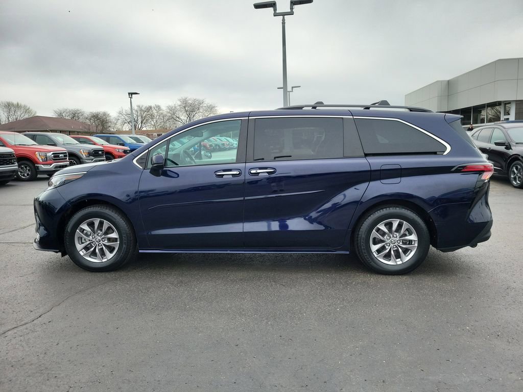 Used 2022 Toyota Sienna XLE image 7