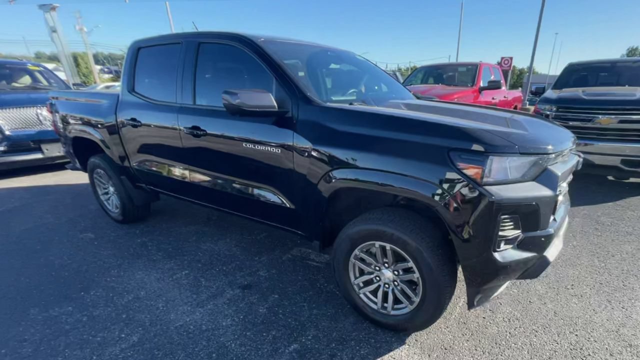 Used 2023 Chevrolet Colorado LT w/ LT Convenience Package II AWD/4WD image 3