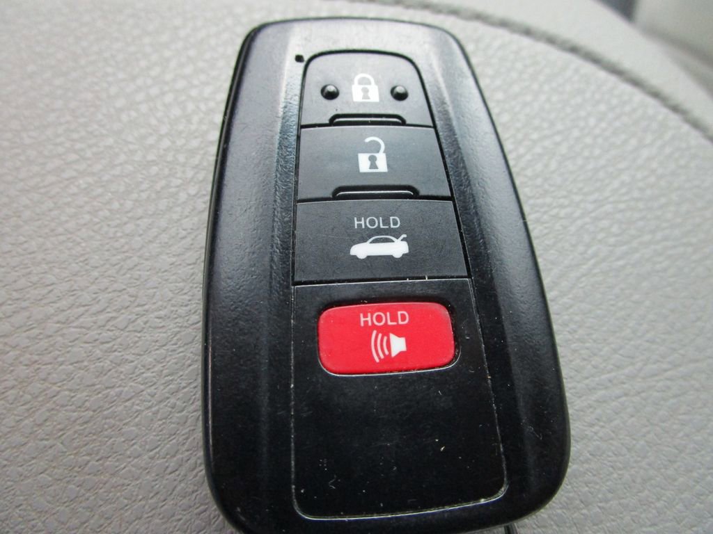 Used 2018 Toyota Camry XLE image 40