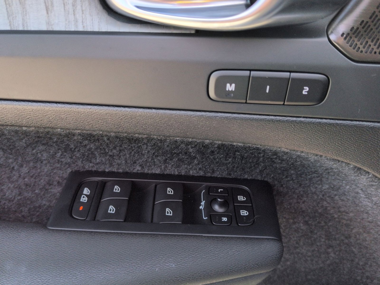 Certified 2024 Volvo XC40 B5 Ultimate w/ Protection Package Premier image 15