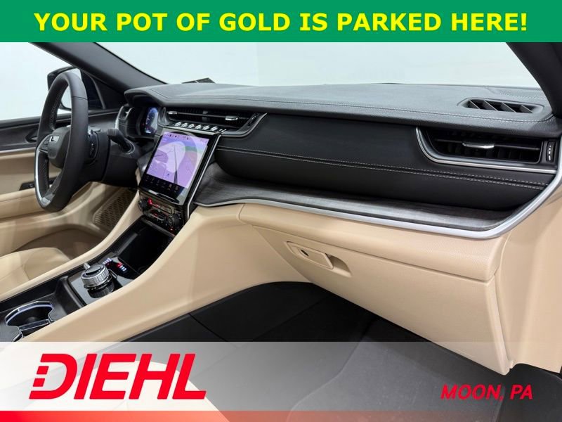 Used 2025 Jeep Grand Cherokee Limited w/ Black Appearance Package image 17