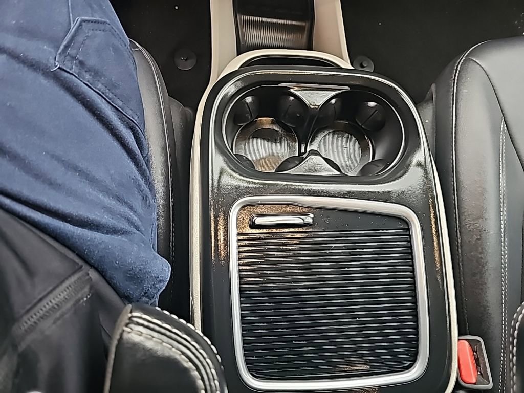 Used 2024 Chrysler Pacifica Touring-L image 21