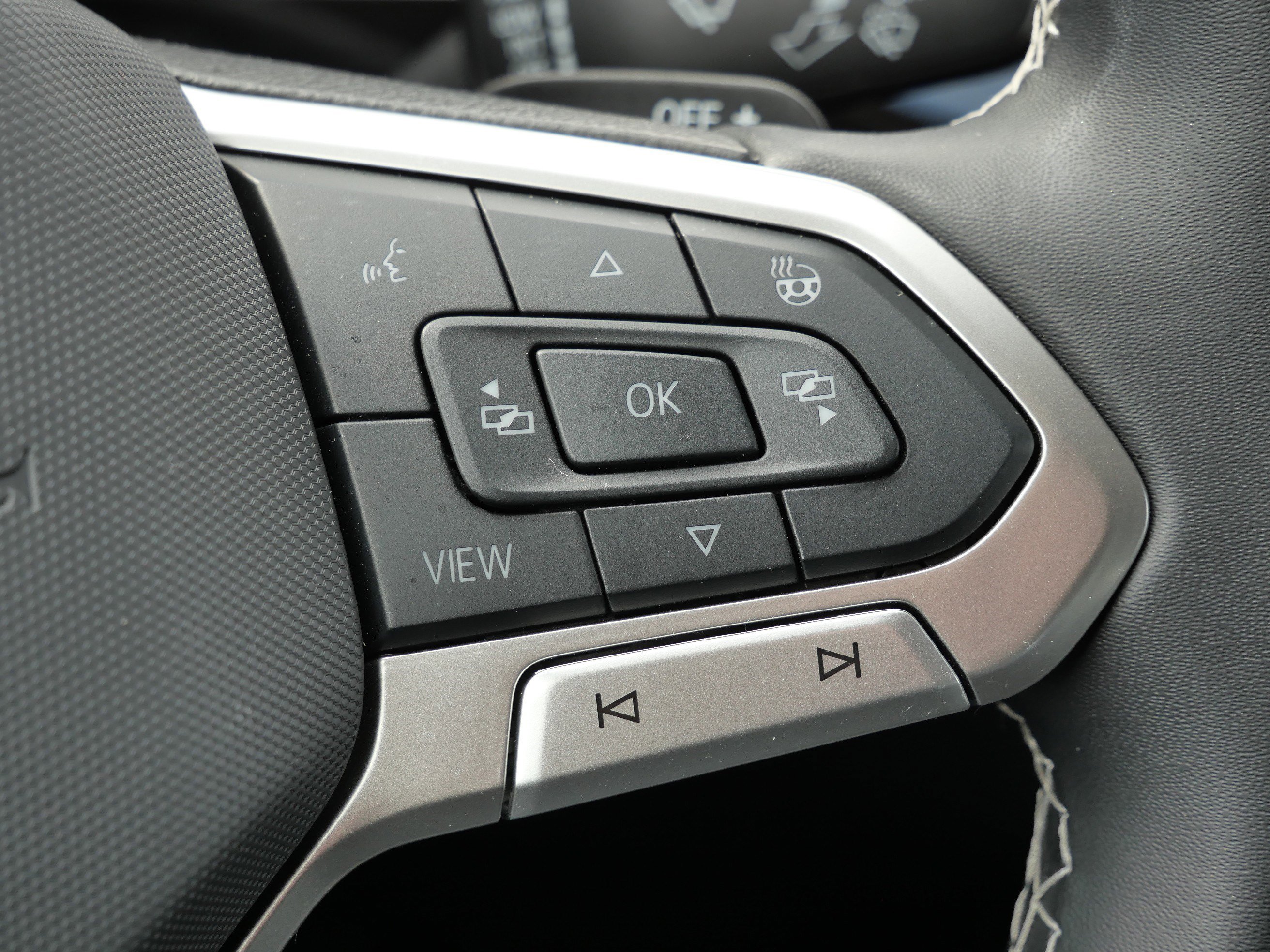 Certified 2025 Volkswagen Atlas SE image 32