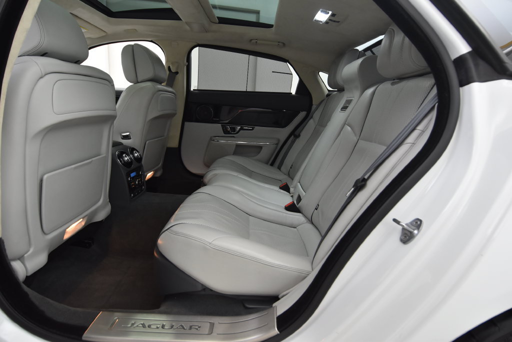 Used 2015 Jaguar XJ L Supercharged RWD image 27