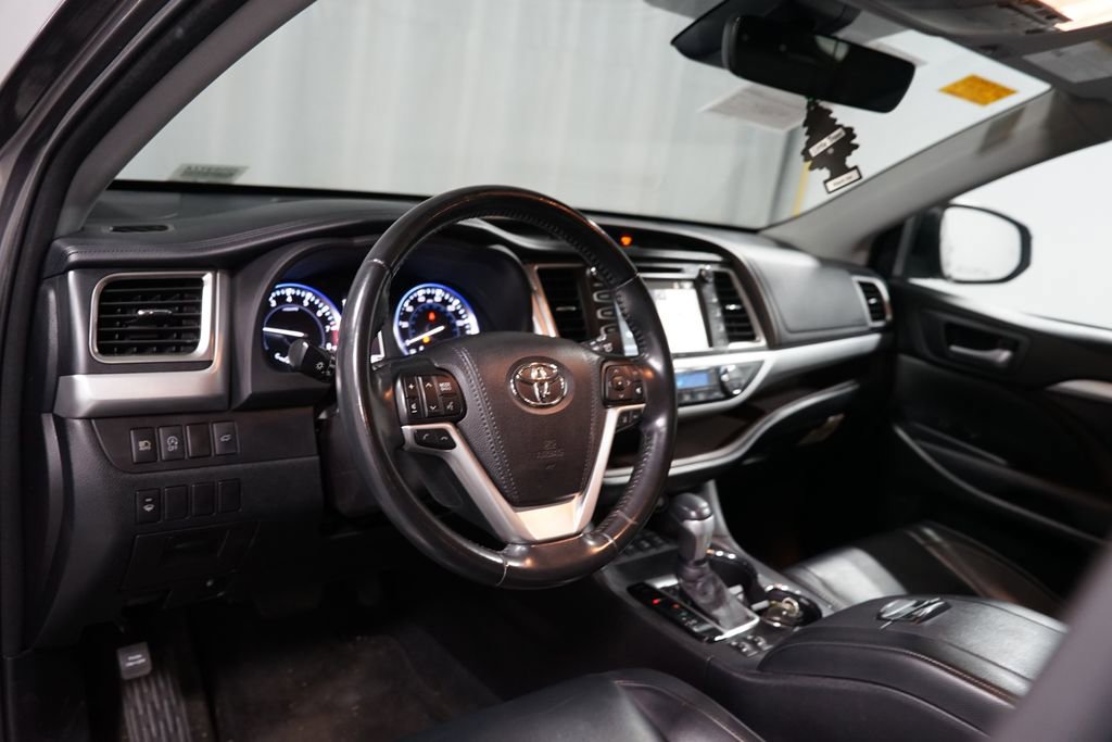 Used 2017 Toyota Highlander XLE image 7