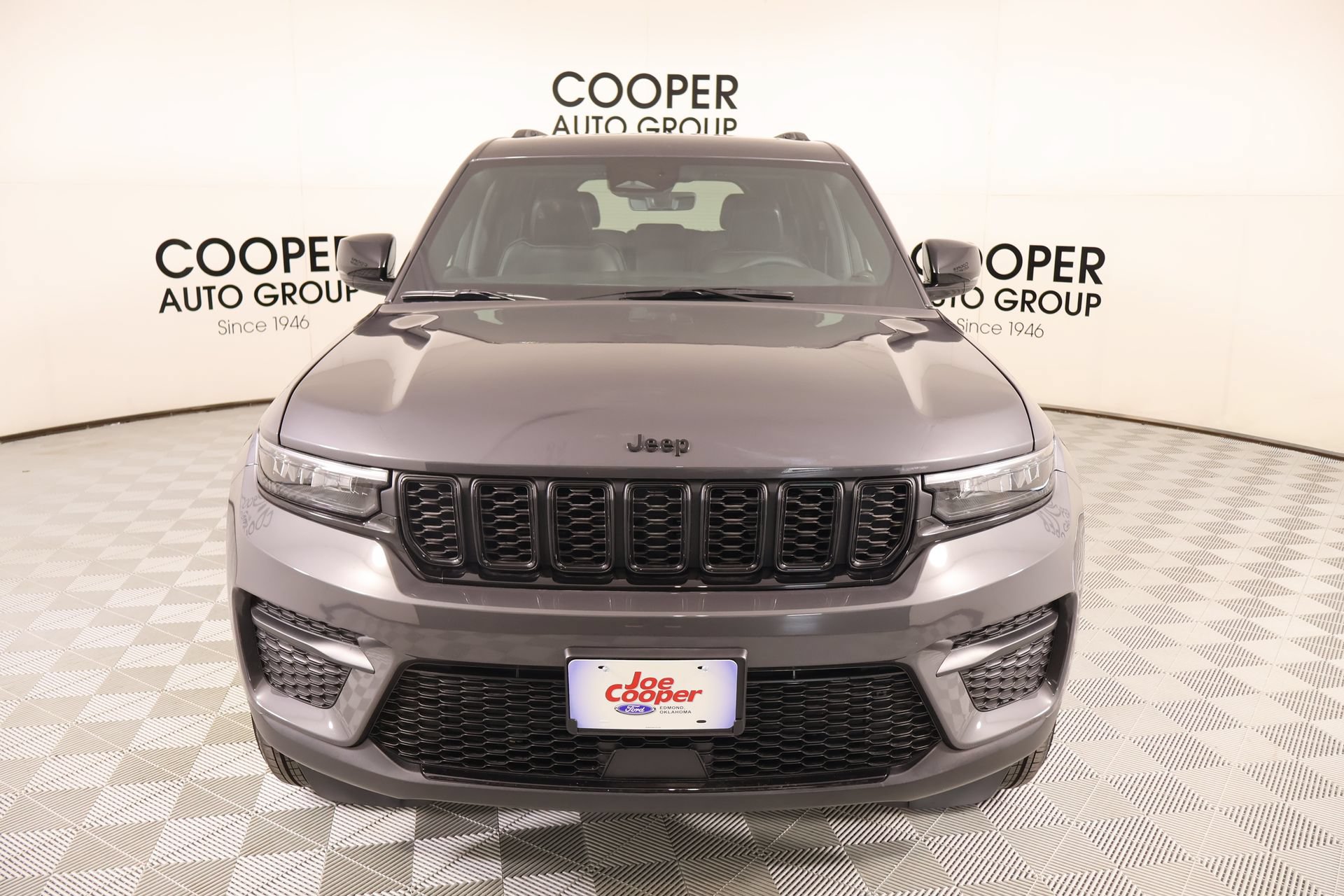 Used 2025 Jeep Grand Cherokee Altitude RWD image 9