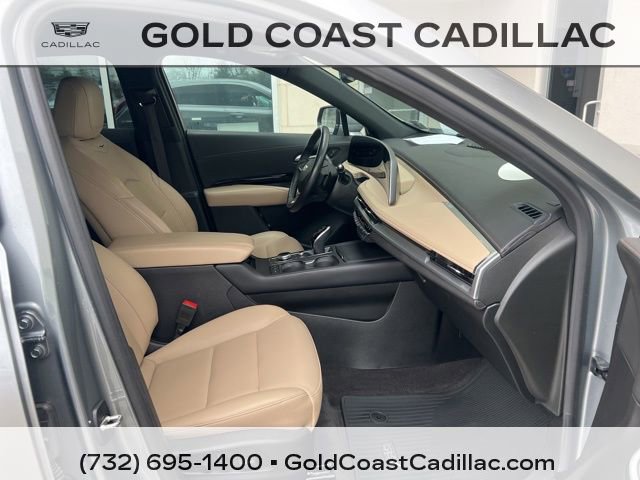 Used 2024 Cadillac XT4 Luxury w/ Cold Weather Package FWD image 7