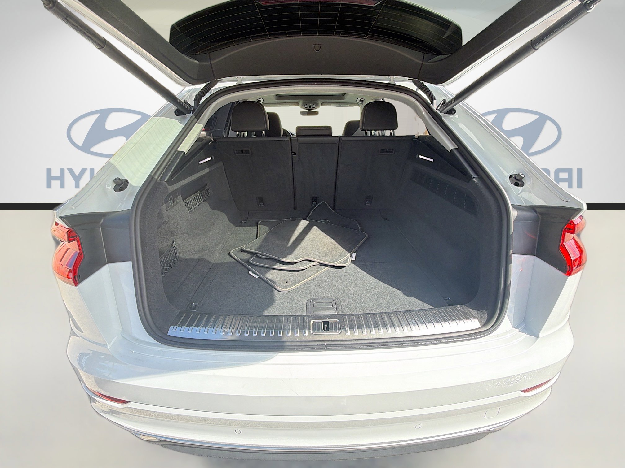 Used 2023 Audi Q8 Prestige image 25