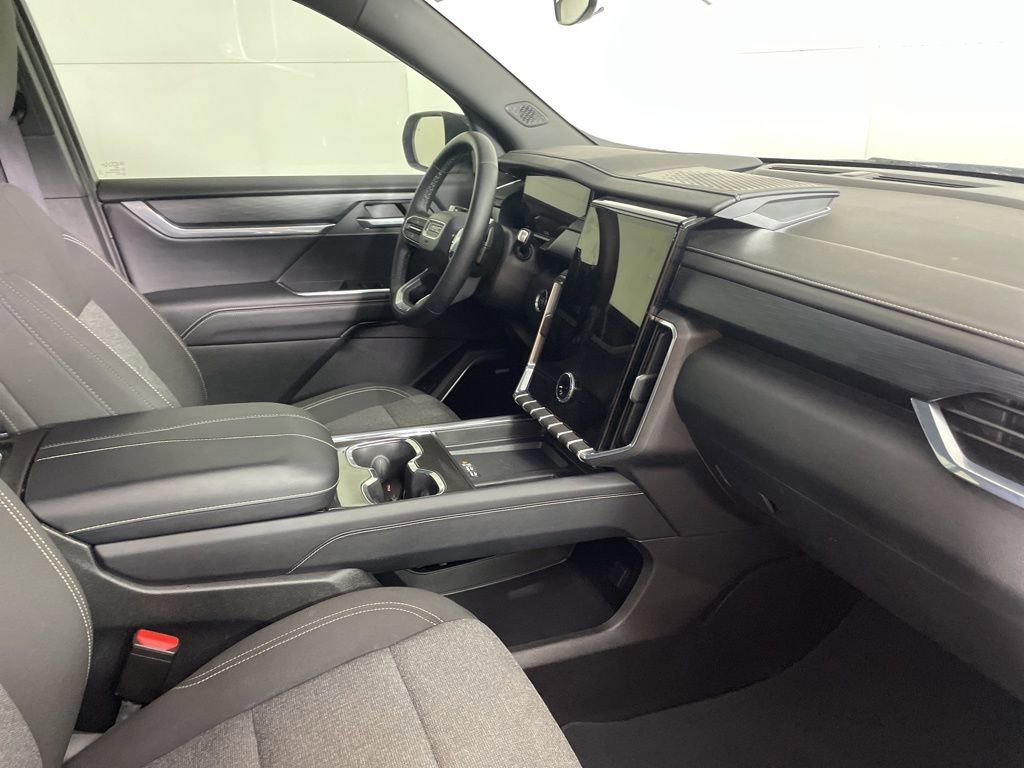 Used 2025 GMC Acadia Elevation image 12