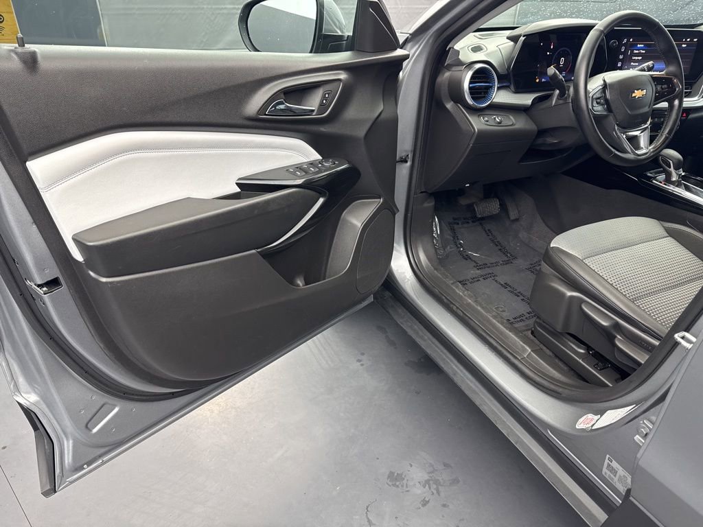 Used 2025 Chevrolet Trax LT w/ LT Convenience Package FWD image 30