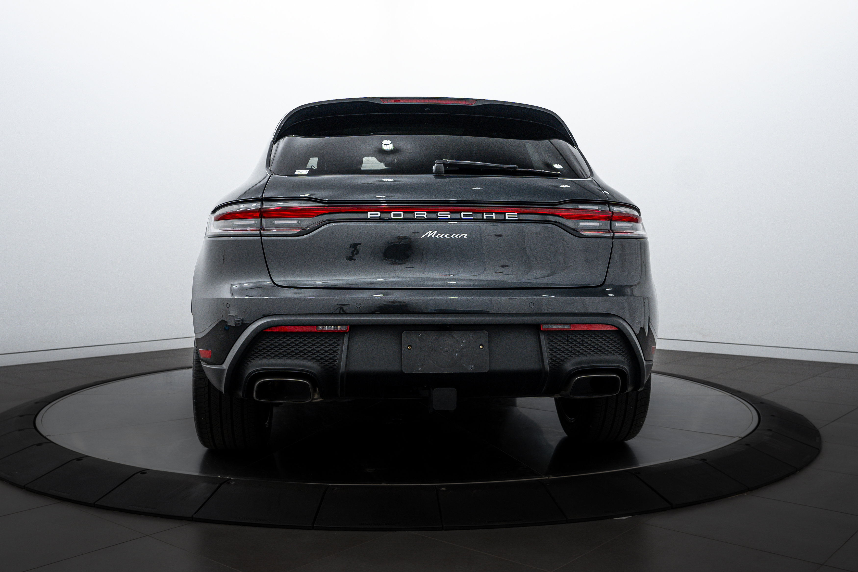 Certified 2025 Porsche Macan image 6