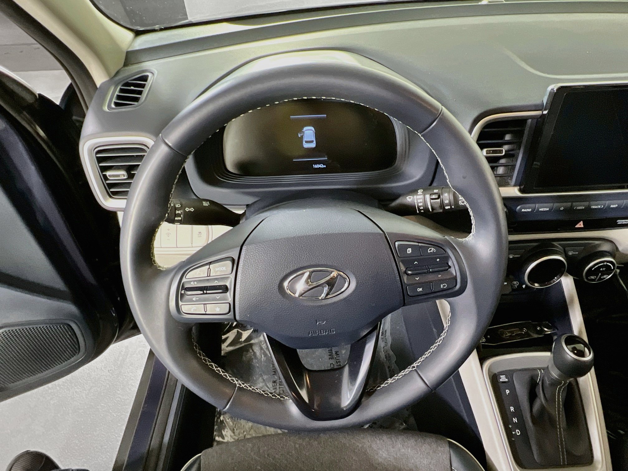 Used 2023 Hyundai Venue Limited w/ Cargo Package FWD image 11