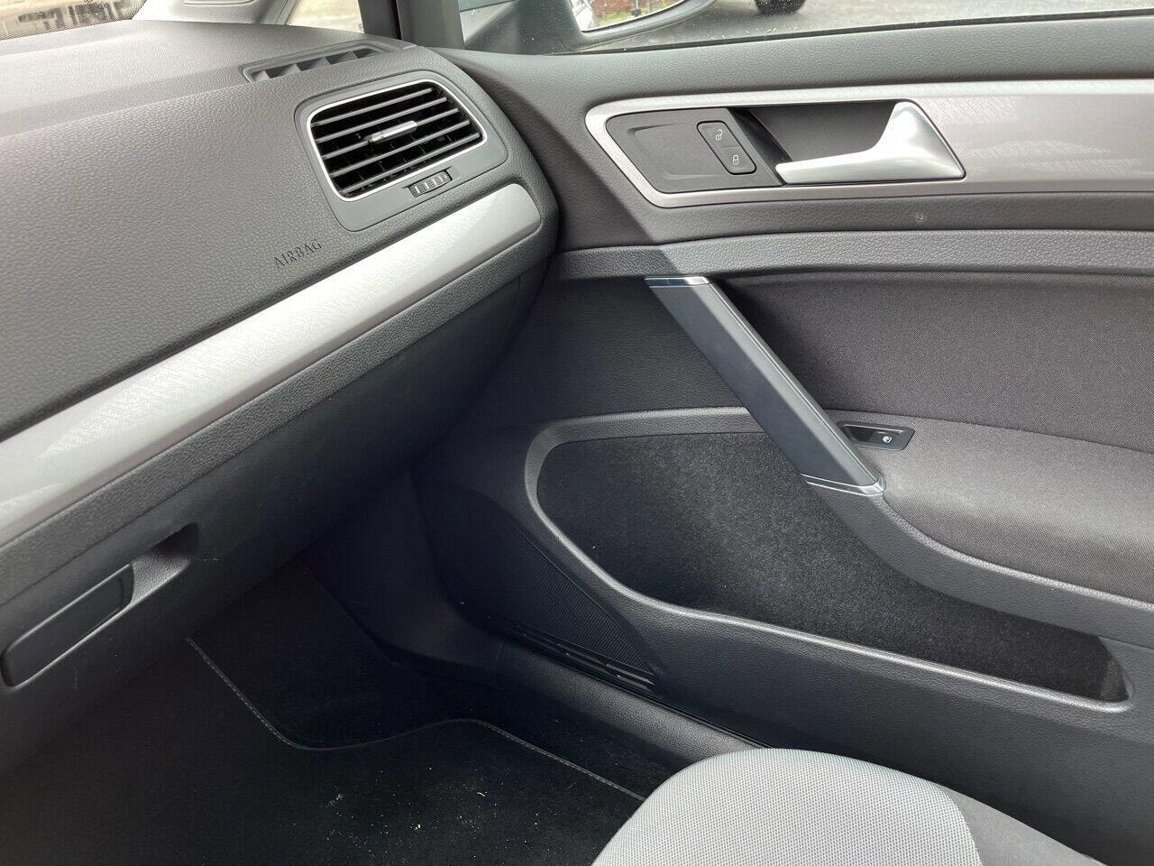 Used 2016 Volkswagen e-Golf SE w/ DC Fast Charging Package FWD image 13