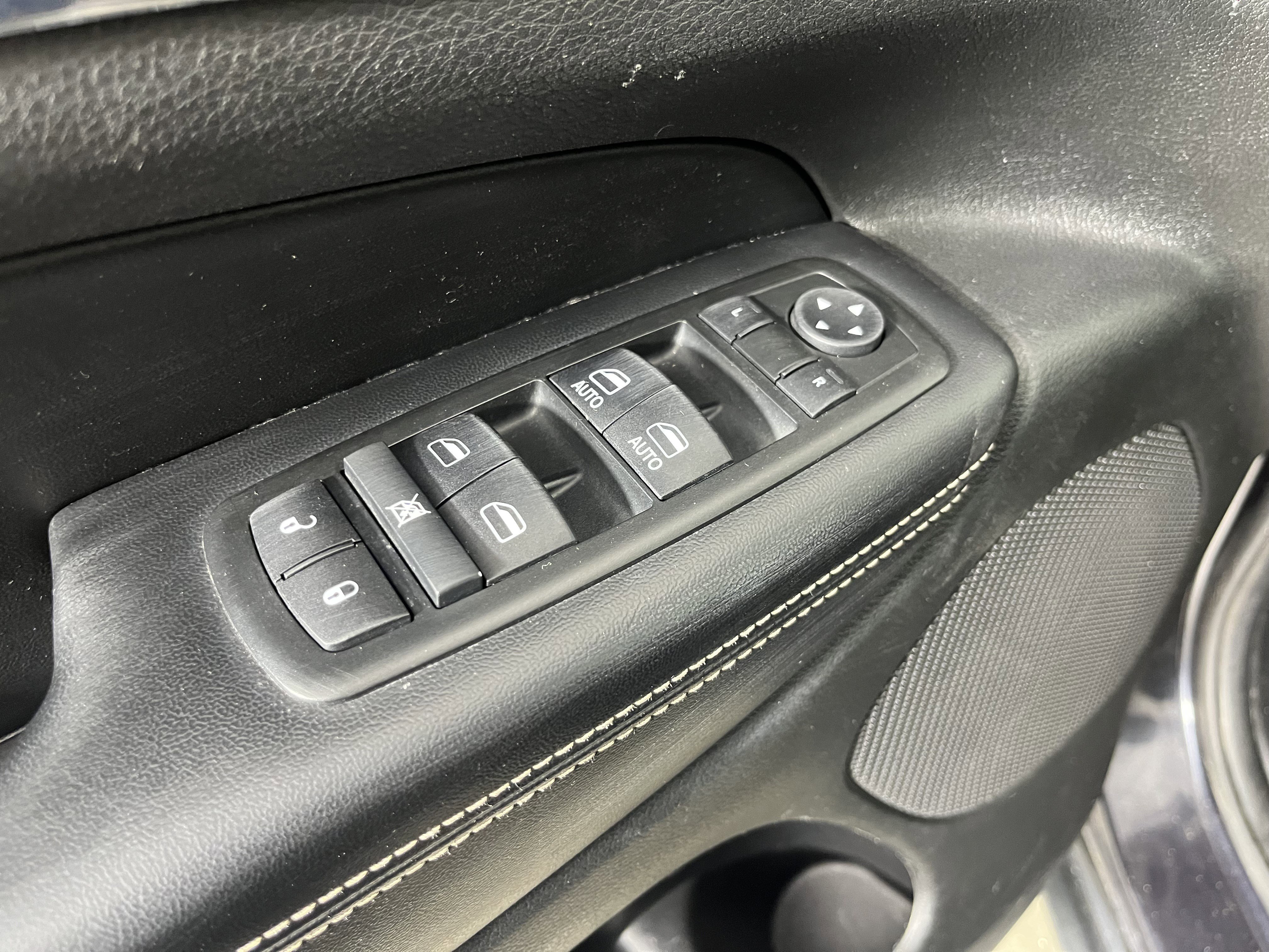 Used 2014 Jeep Grand Cherokee Limited w/ Luxury Group II image 19