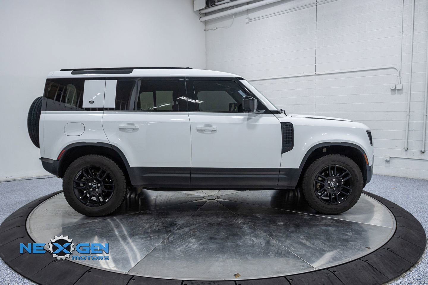 Used 2023 Land Rover Defender 110 S image 8