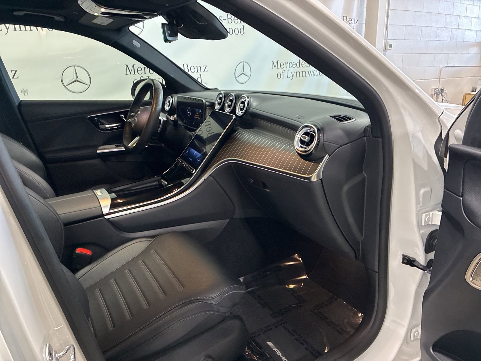 Used 2023 Mercedes-Benz GLC 300 4MATIC image 30