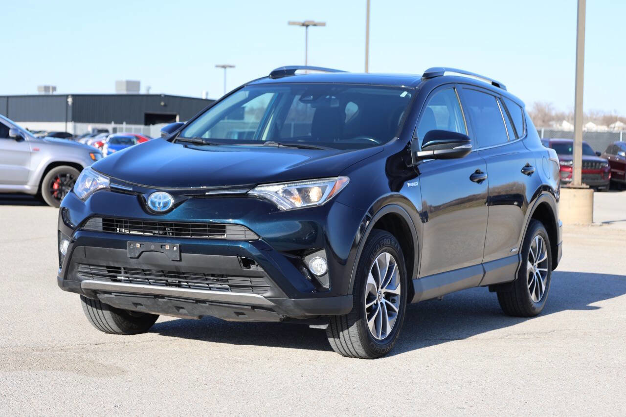 Used 2018 Toyota RAV4 XLE AWD/4WD image 6