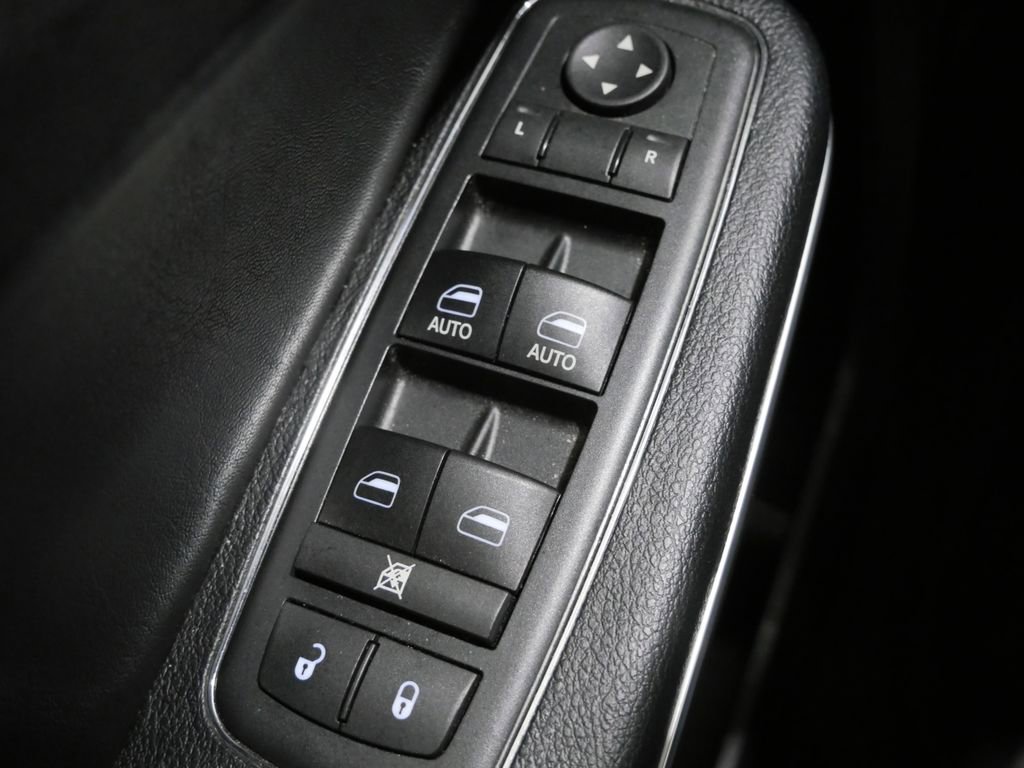 Used 2013 Chrysler 300 C image 13