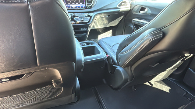 Used 2025 Chrysler Pacifica Select FWD image 21