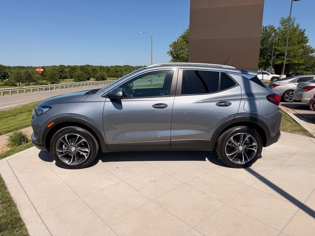 Used 2022 Buick Encore GX Select AWD/4WD image 2