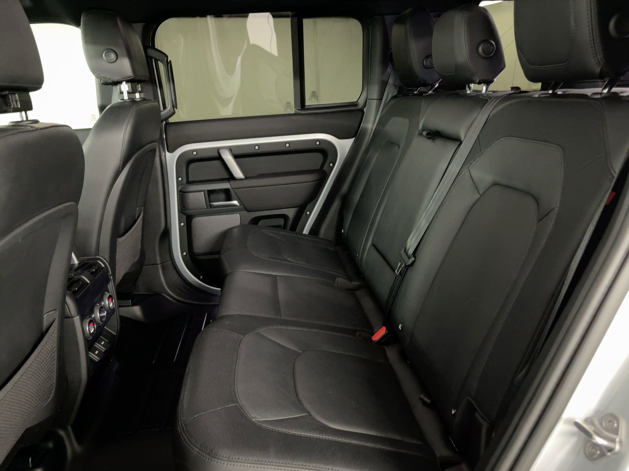 Used 2024 Land Rover Defender 110 X-Dynamic SE image 15