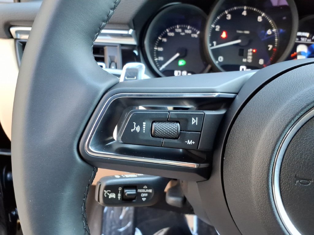 Certified 2026 Porsche Macan AWD/4WD image 24
