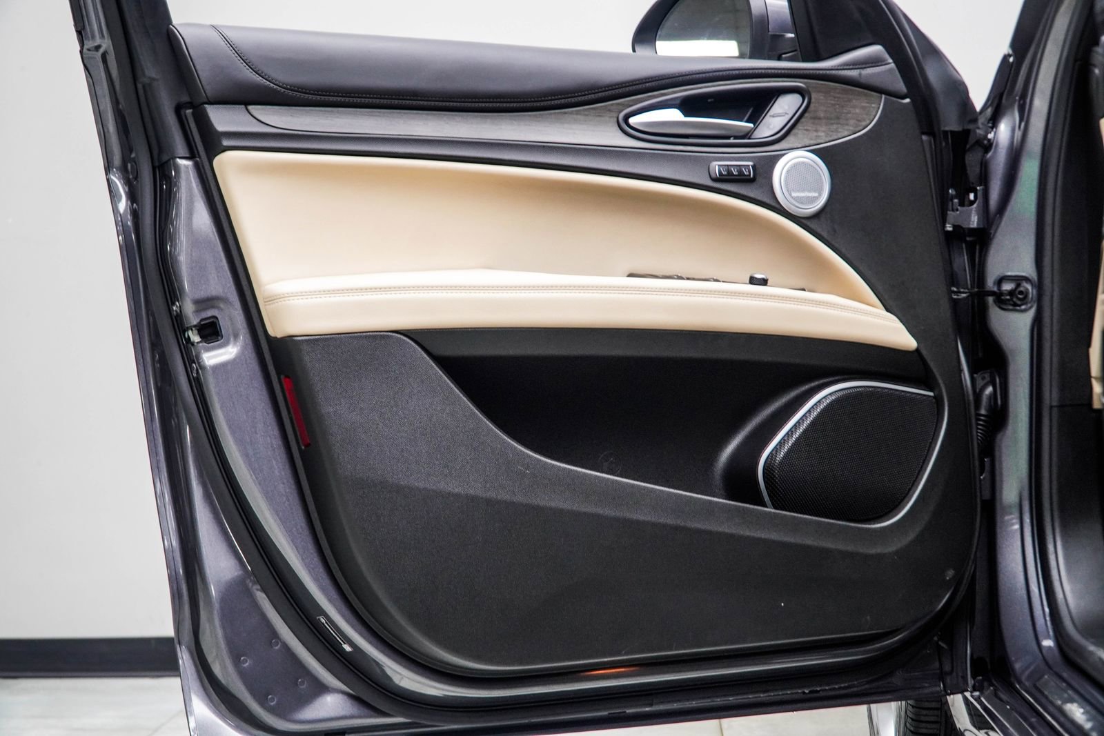 Used 2023 Alfa Romeo Stelvio Ti Lusso w/ Quick Order Package 22X Lusso image 33