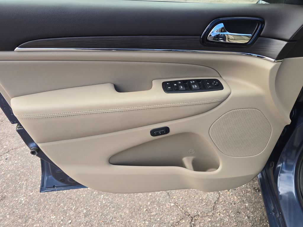 Used 2019 Jeep Grand Cherokee Overland AWD/4WD image 12