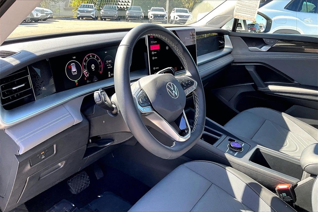 Certified 2025 Volkswagen Tiguan SE image 14