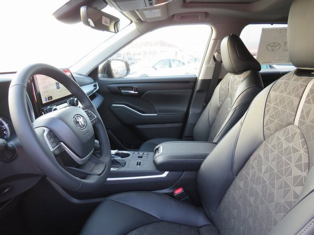New 2025 Toyota Highlander XLE image 15