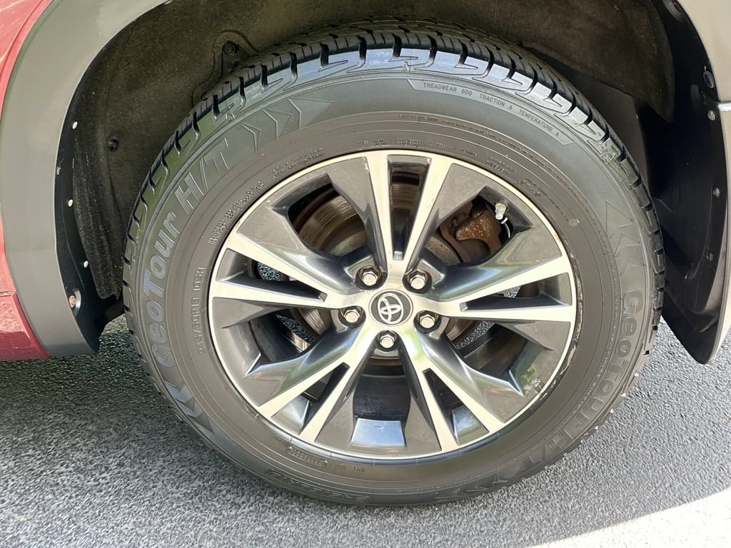 Used 2018 Toyota Highlander Plus AWD/4WD image 24