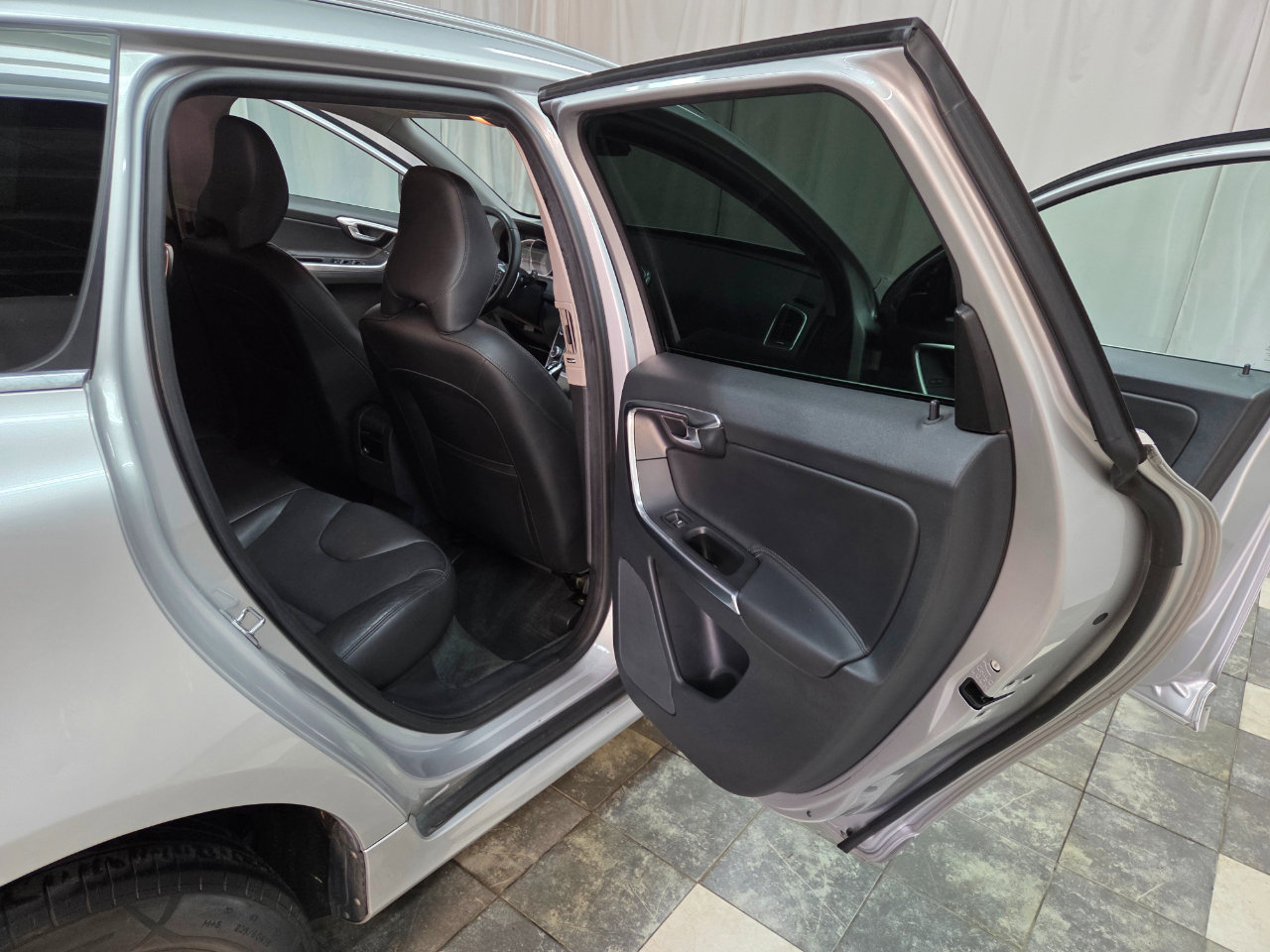 Used 2015 Volvo XC60 T6 image 12