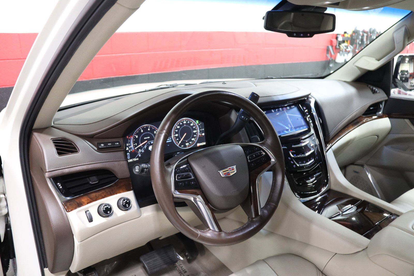 Used 2015 Cadillac Escalade Luxury AWD/4WD image 36