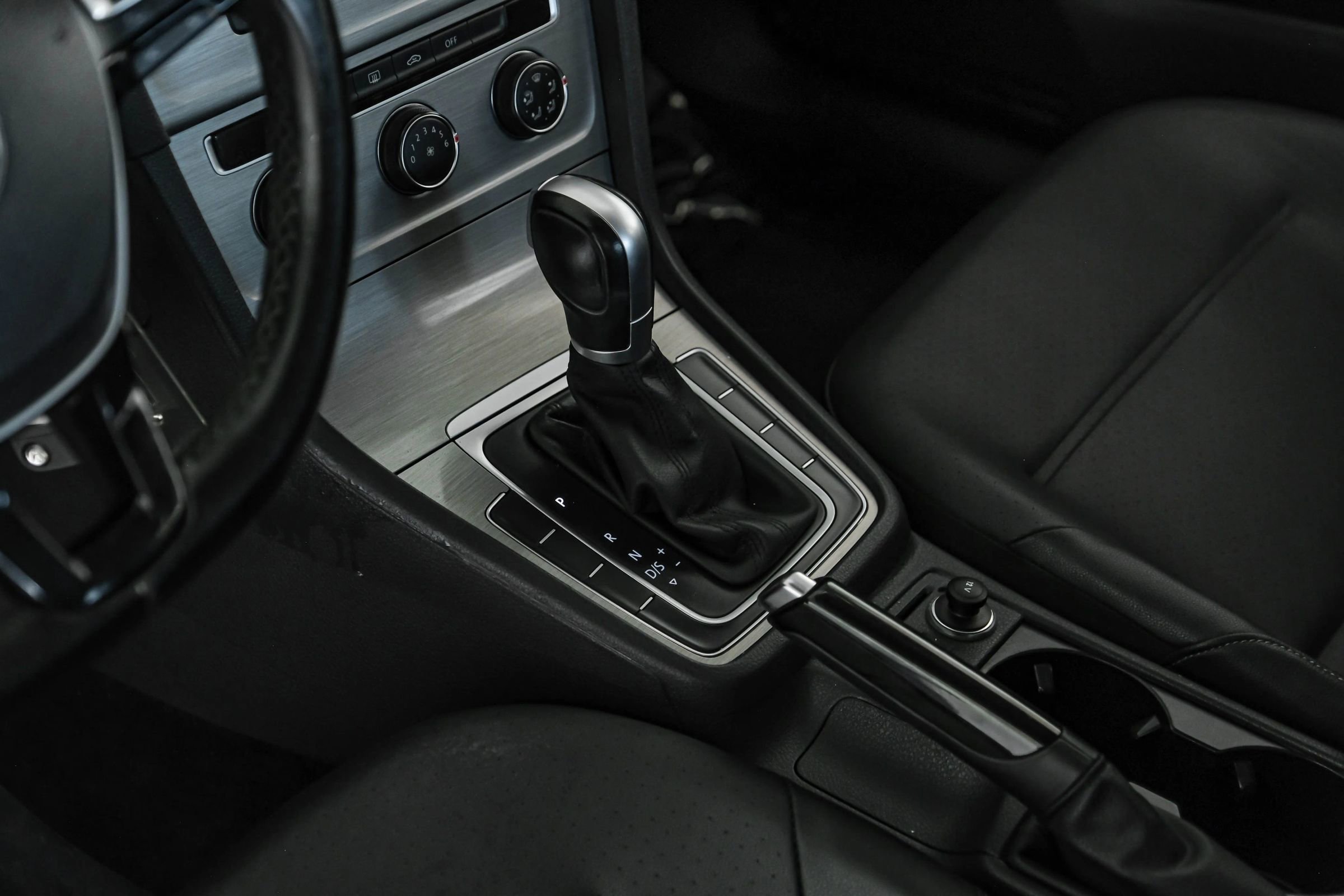 Used 2015 Volkswagen Golf SE image 21