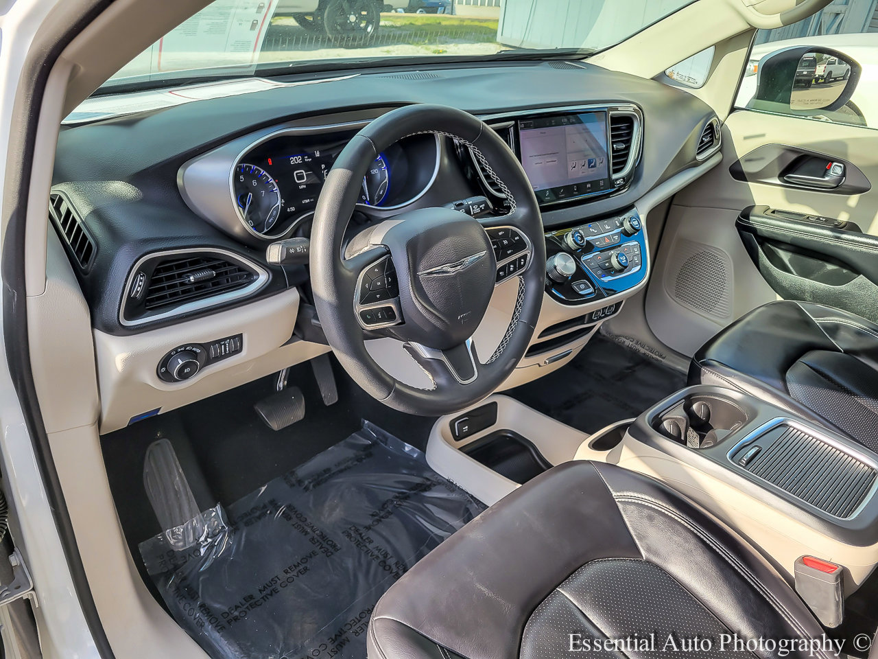 Used 2023 Chrysler Pacifica Touring-L FWD image 8