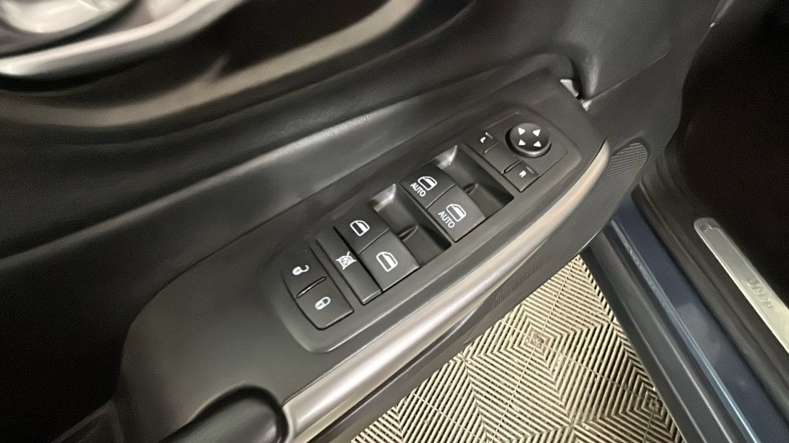 Used 2021 Jeep Cherokee Limited AWD/4WD image 12