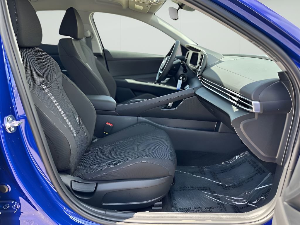 Used 2025 Hyundai Elantra SE w/ Cargo Package image 27