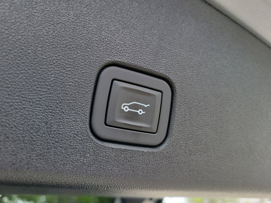 Used 2025 Cadillac Optiq Luxury 1 image 7