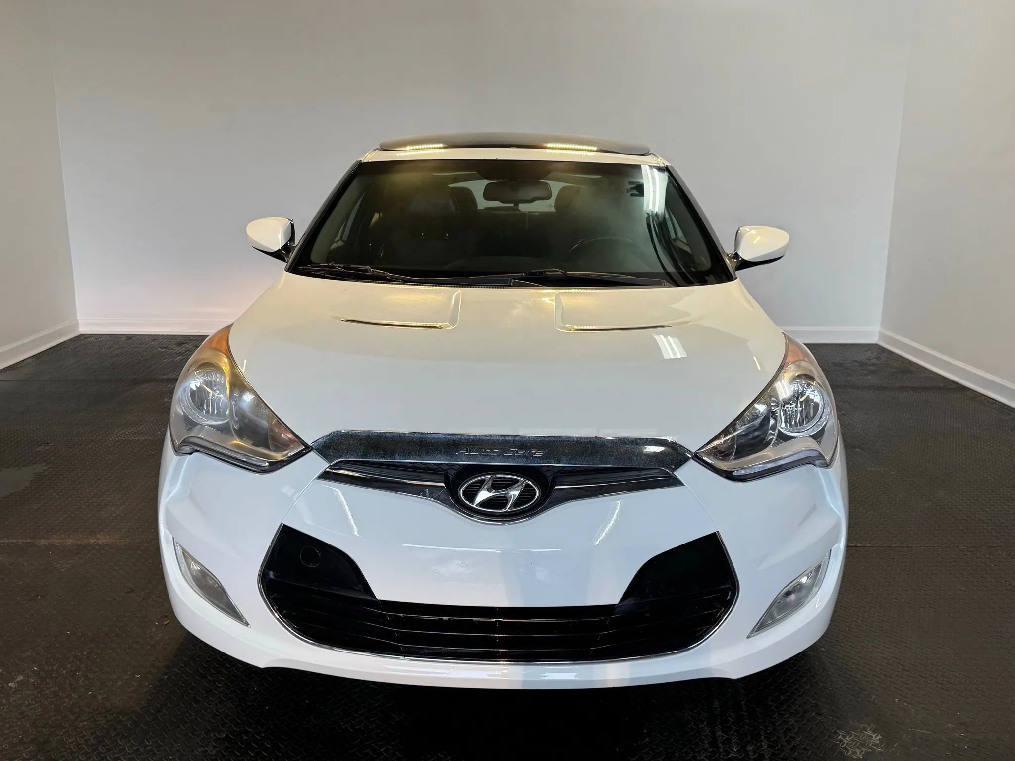 Used 2013 Hyundai Veloster w/ Style Pkg image 2