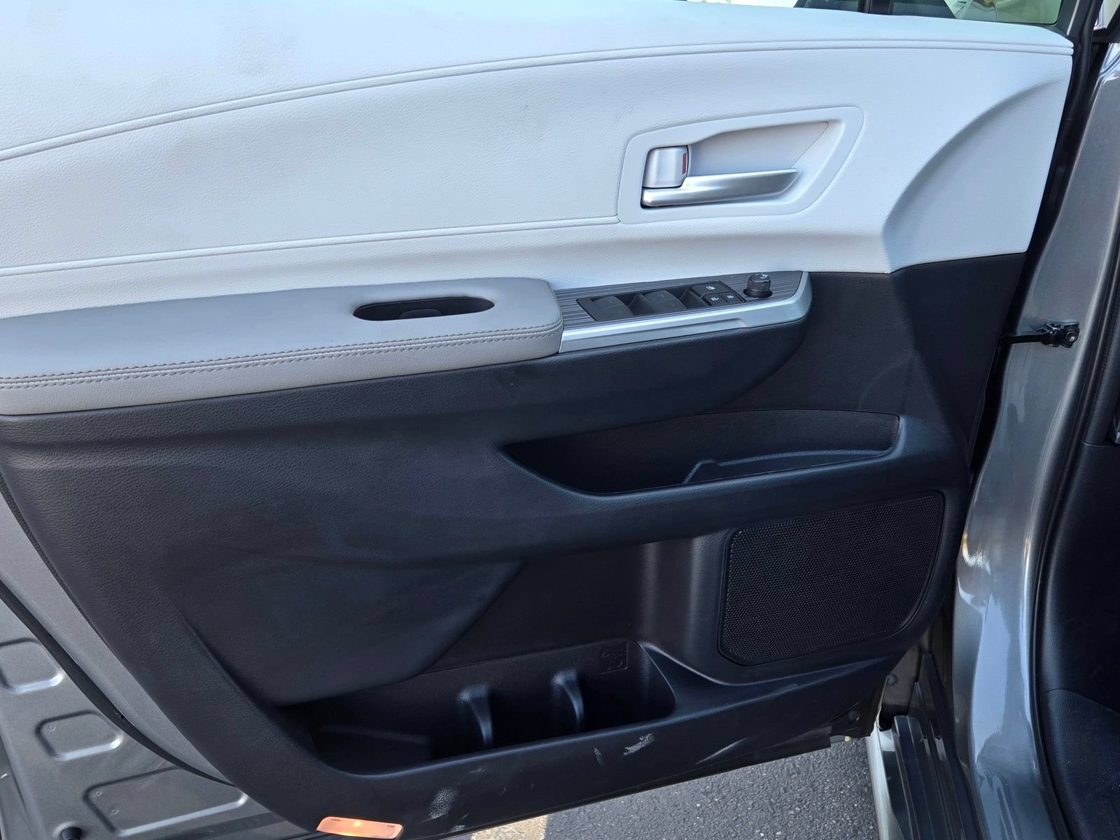 Certified 2026 Toyota Sienna XLE FWD image 9