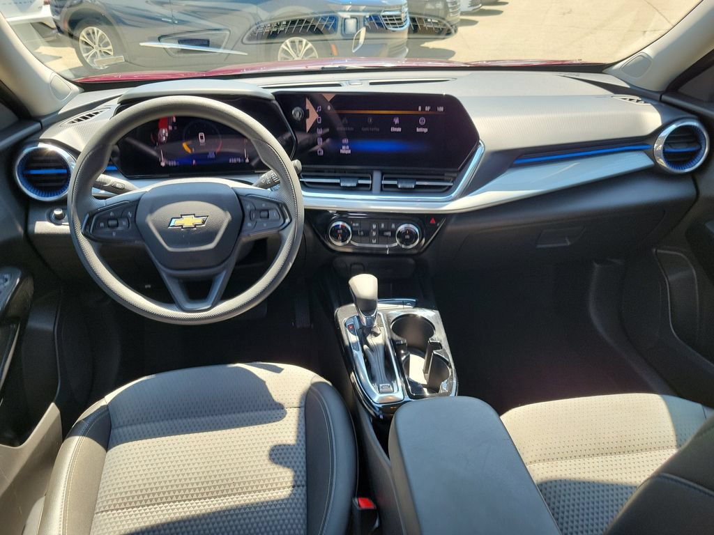 Used 2025 Chevrolet Trax LT FWD image 10