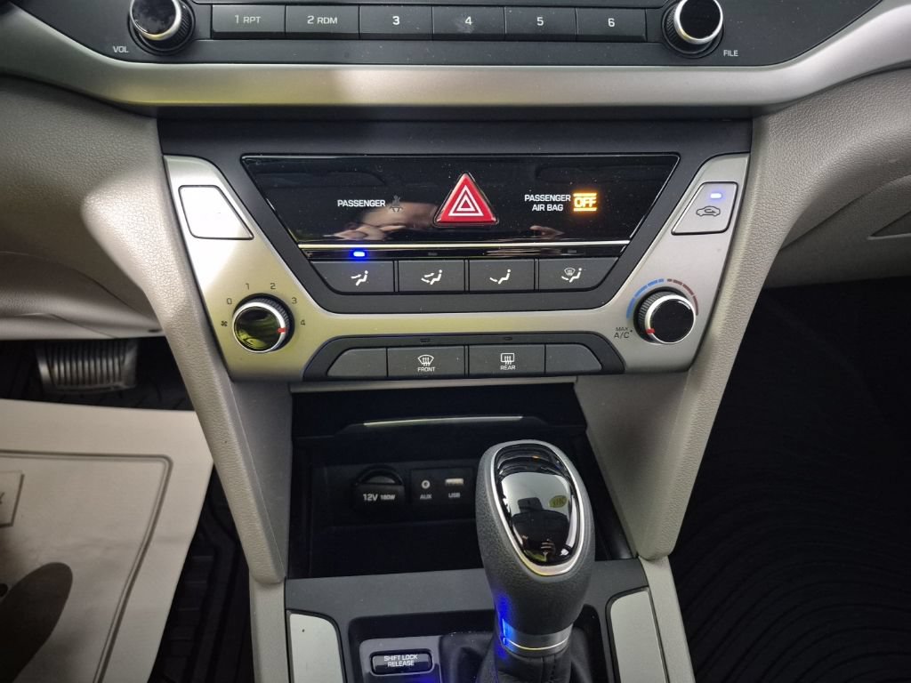 Used 2018 Hyundai Elantra SE w/ Winter Weather Package FWD image 14