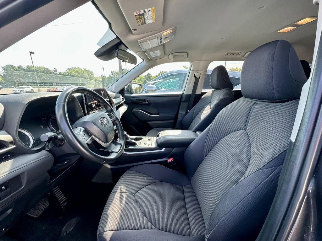 Used 2024 Toyota Highlander LE image 3