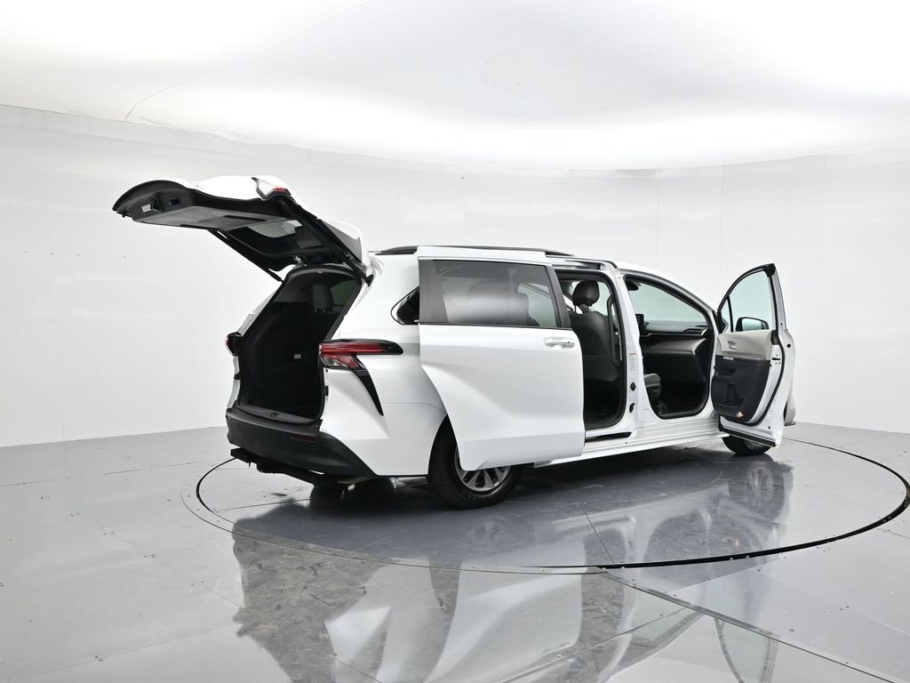 Used 2022 Toyota Sienna XLE image 45